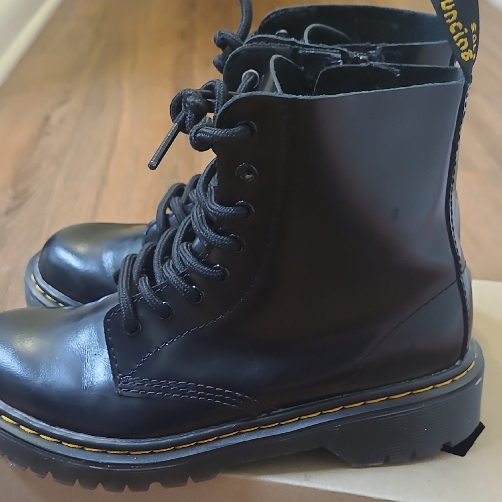 Dr. Martens Black Leather Boots used good condition